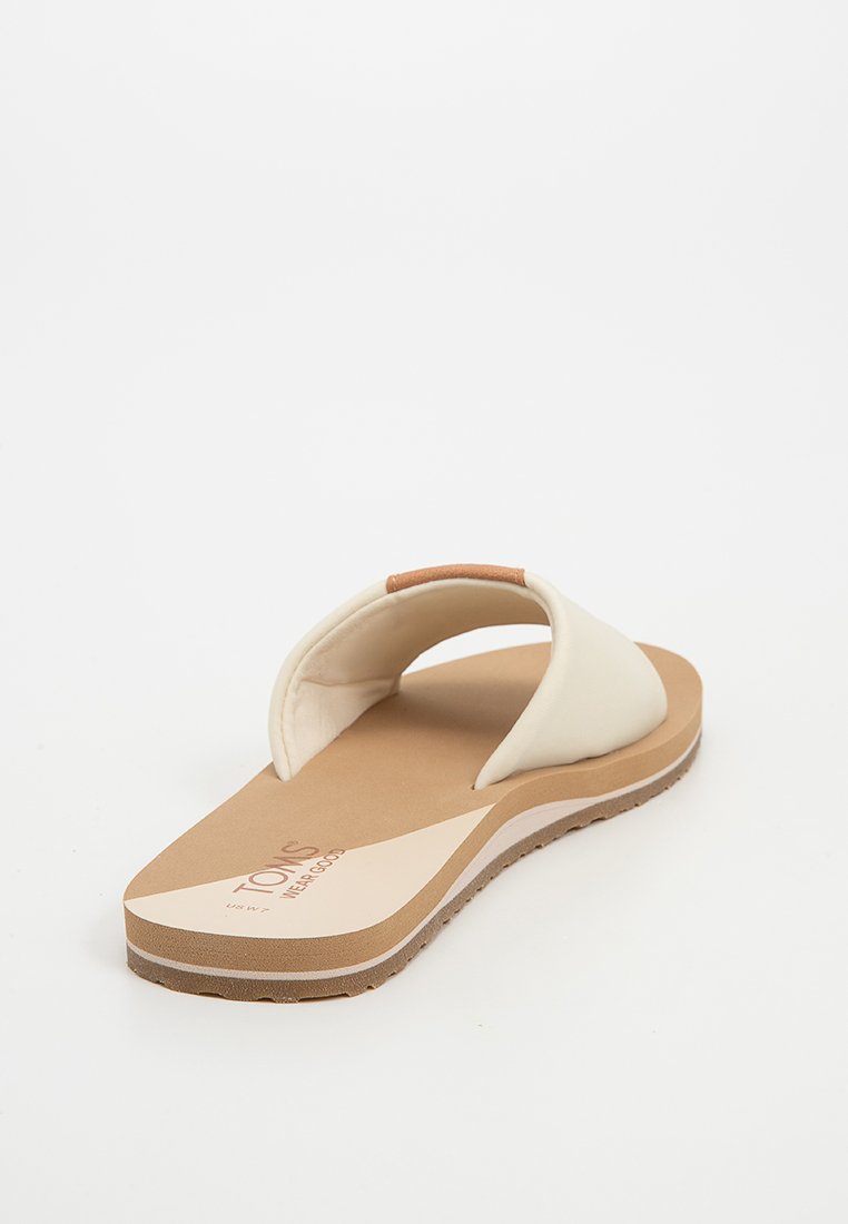 TOMS CARLY