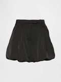 Schwarzer Satinskirt mit einer Blasensilhouette, der Falten und einen Bund aufweist. Der Stoff hat eine glatte, glänzende Textur.