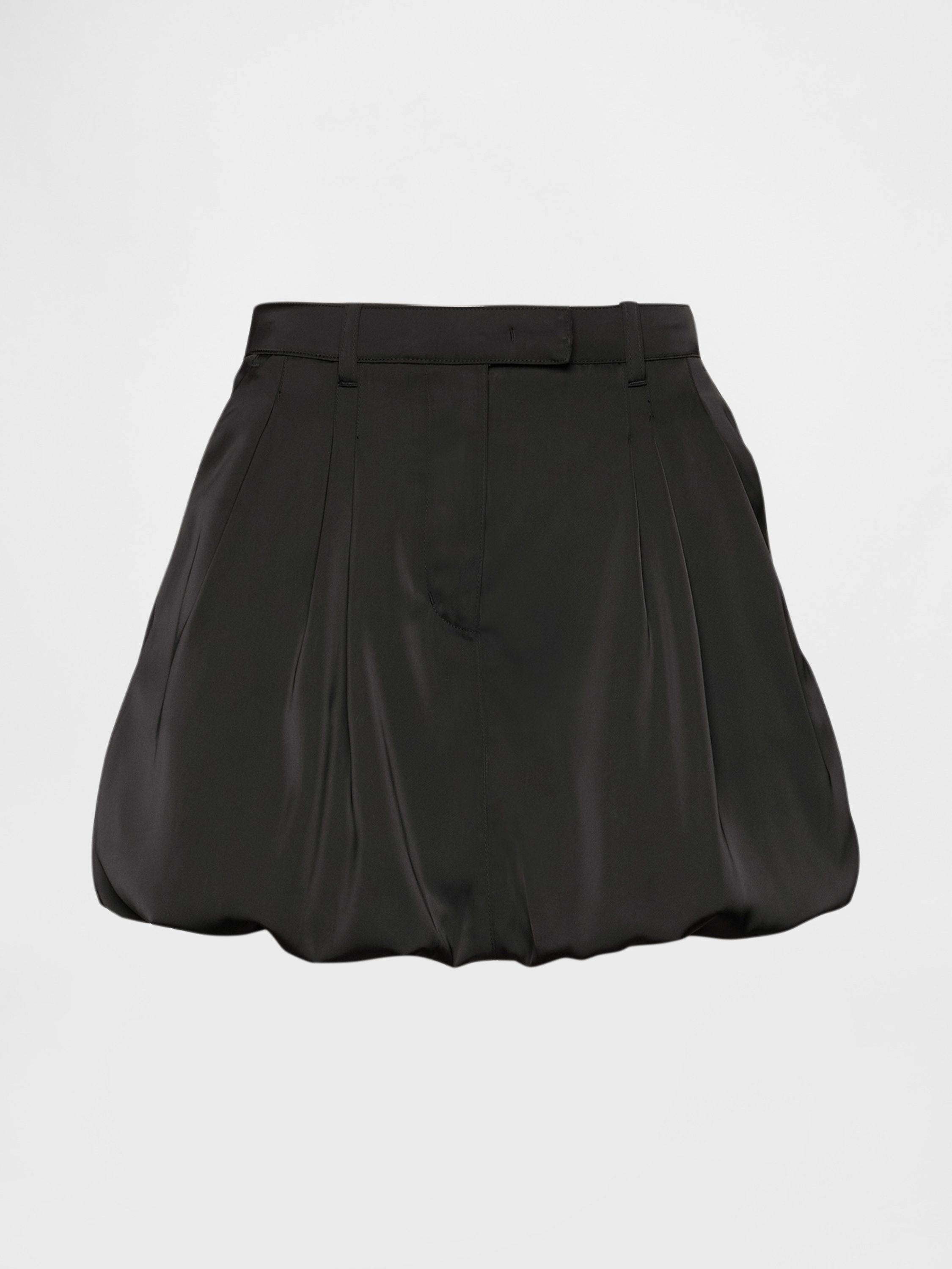 Schwarzer Satinskirt mit einer Blasensilhouette, der Falten und einen Bund aufweist. Der Stoff hat eine glatte, glänzende Textur.