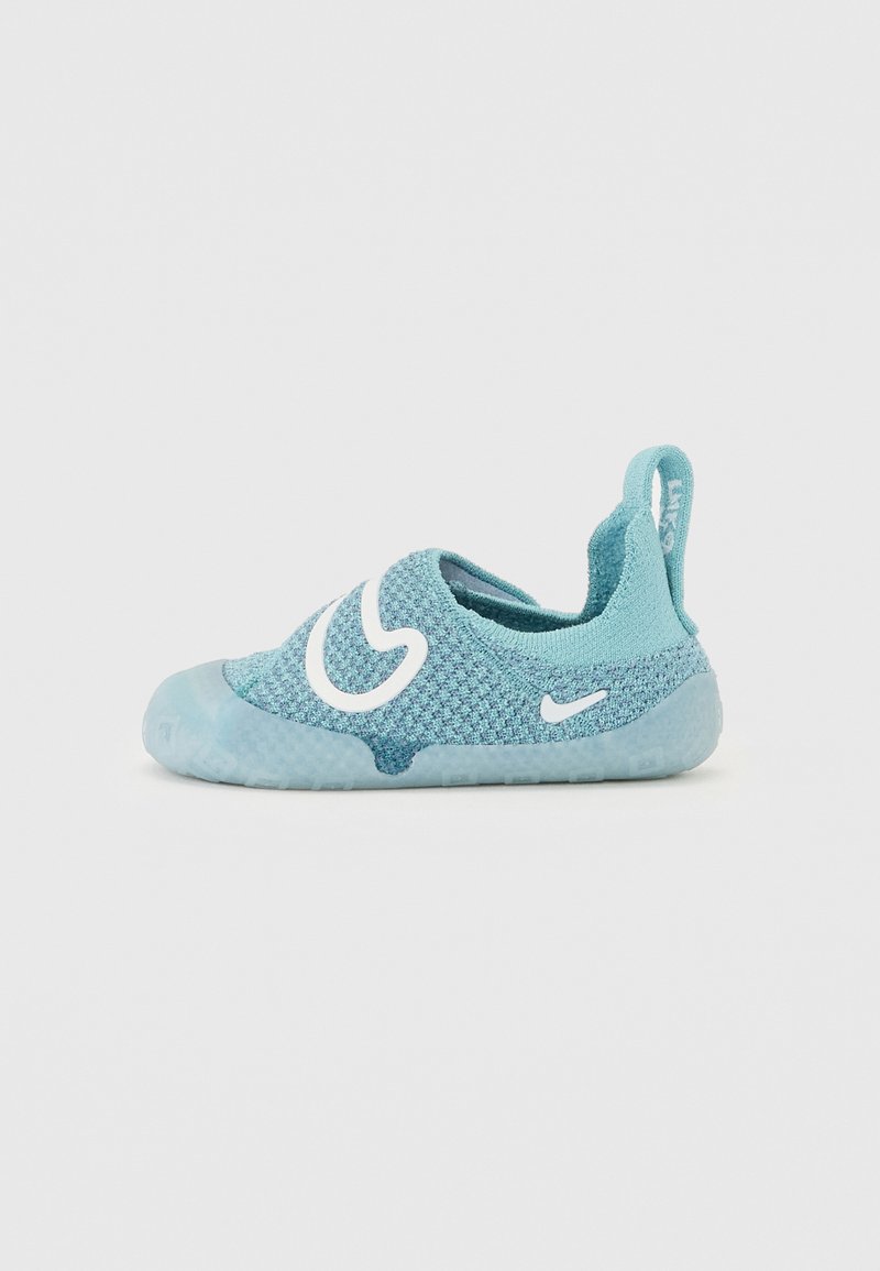 Aquamarinfarbener Slipper mit Mesh-Obermaterial, weißen Logo-Akzenten, gepolstertem Absatz und durchsichtiger Gummisohle. Leichtes Design für einfachen Tragekomfort.