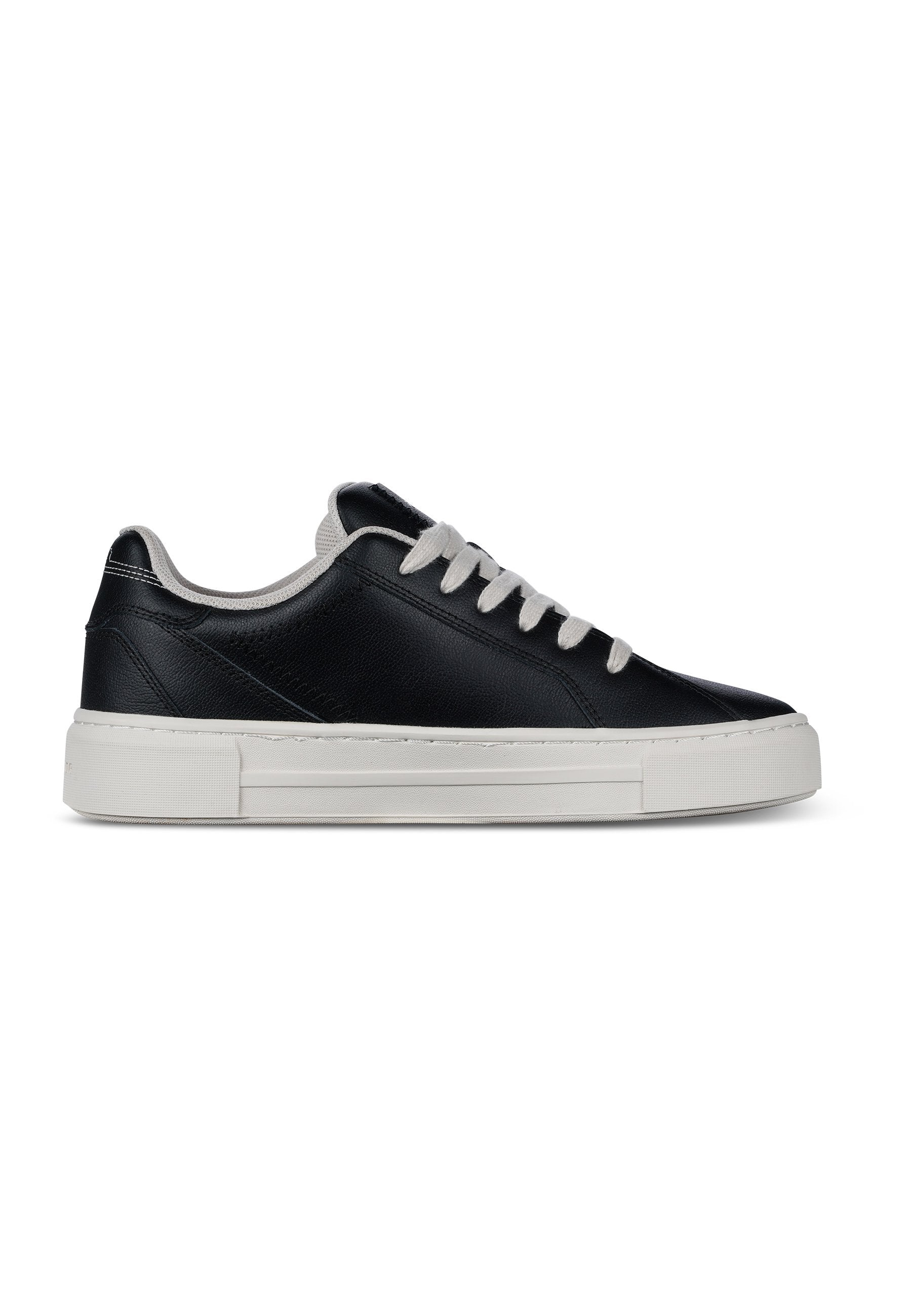 Schwarze Leder-Sneaker mit weißer Gummisohle, runder Zehenpartie und flachen Schnürsenkeln. Verfügt über eine strukturierte Oberfläche und kontrastierende Nähte.