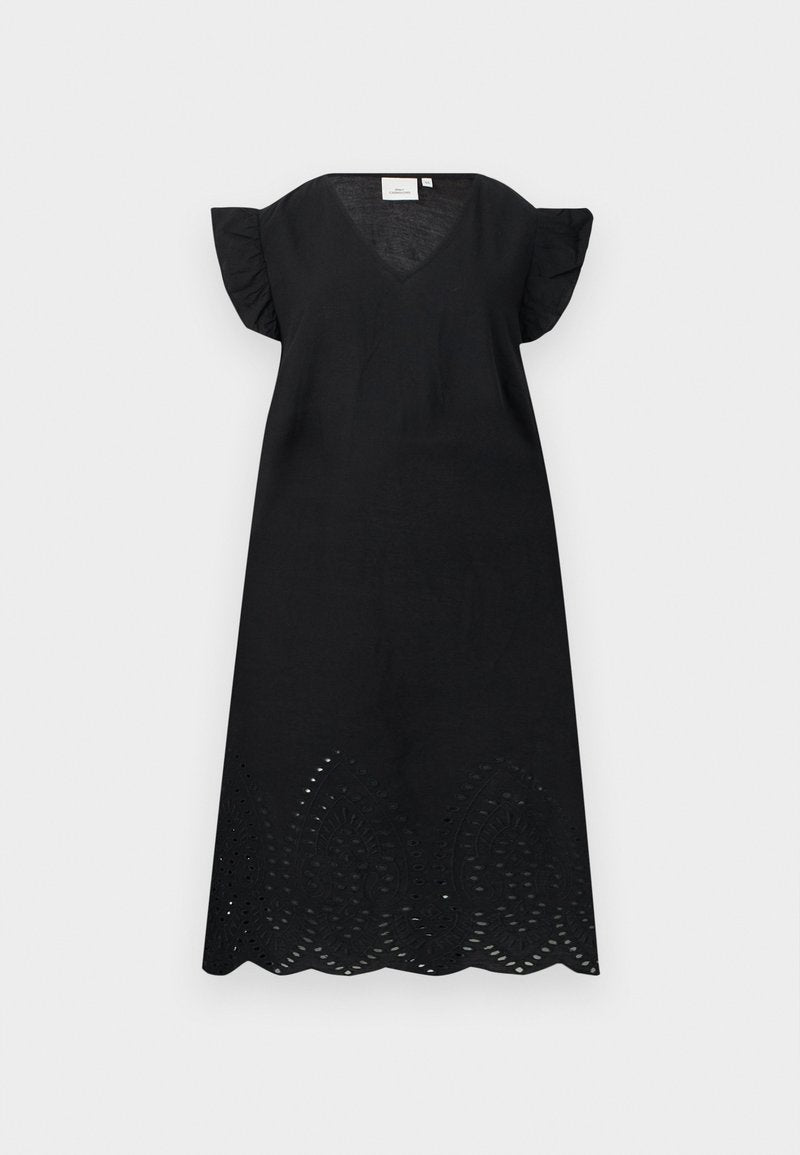 Schwarzes Kleid mit V-Ausschnitt, kurzen Rüschenärmeln und einem gewellten Saum mit filigranen Cut-out-Mustern.