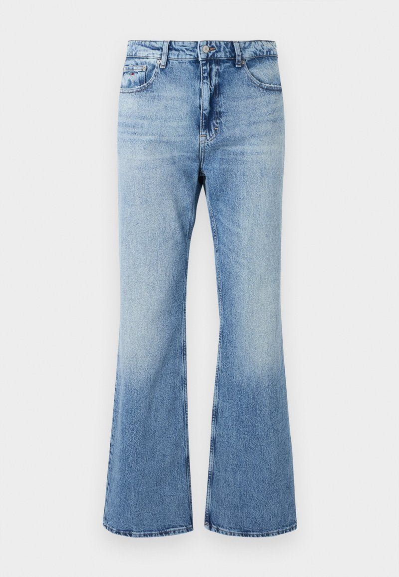 Hellblaue Jeans mit hoher Taille, leicht ausgestelltem Beinabschluss und dezenten Verwaschungen an den Oberschenkeln und Unterschenkeln.