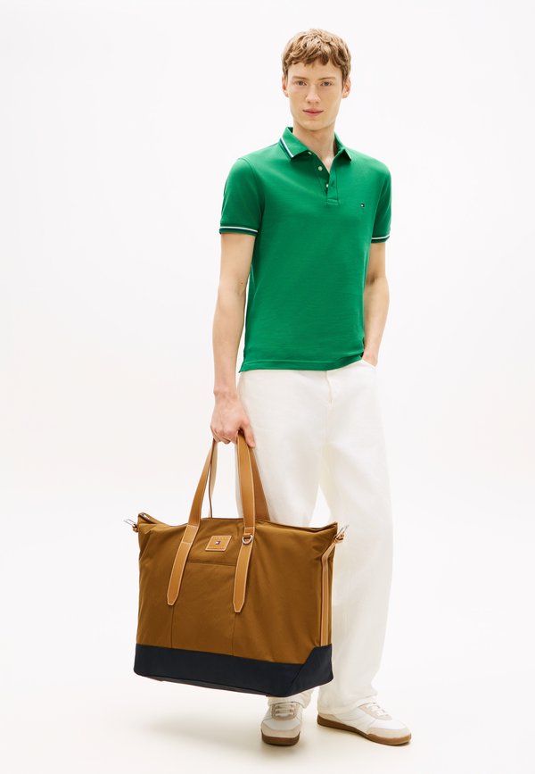 Tommy Hilfiger CASUAL CONTRAST BASE CROSSBODY DUFFEL BAG - Weekend bag - dark peanut