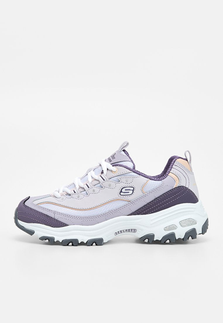 Hellvioletter und grauer Skechers-Sneaker mit weißen Schnürsenkeln, dicker weißer Sohle und schwarzer Profilsohle, von der Außenseite betrachtet.