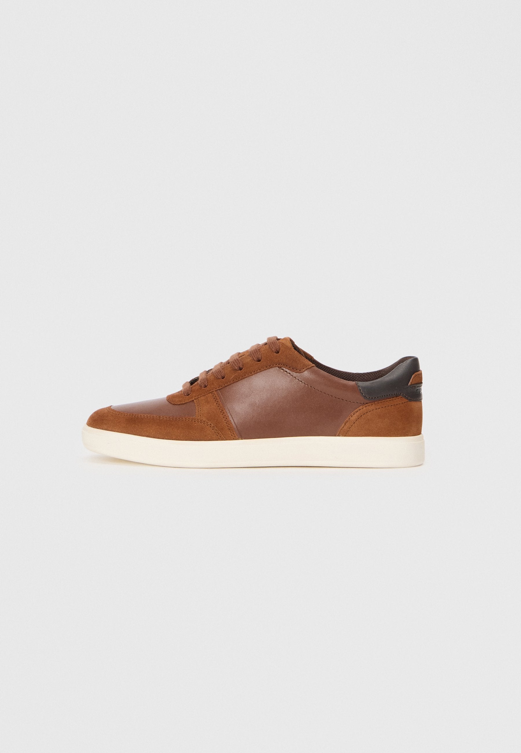 Braune Leder- und Wildledersneaker mit einem niedrig geschnittenen Design, runder Zehenform und kontrastierendem dunklen Fersenakzent. Mit einer weißen Gummisohle und Schnürsenkeln.