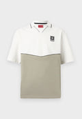 Kurzärmeliges Polo-Shirt mit weißer oberer Hälfte, beiger unterer Hälfte, schwarzem Besatz und kleinem schwarzem Blumenlogo mit dem Schriftzug "HUGO" auf der Brust.