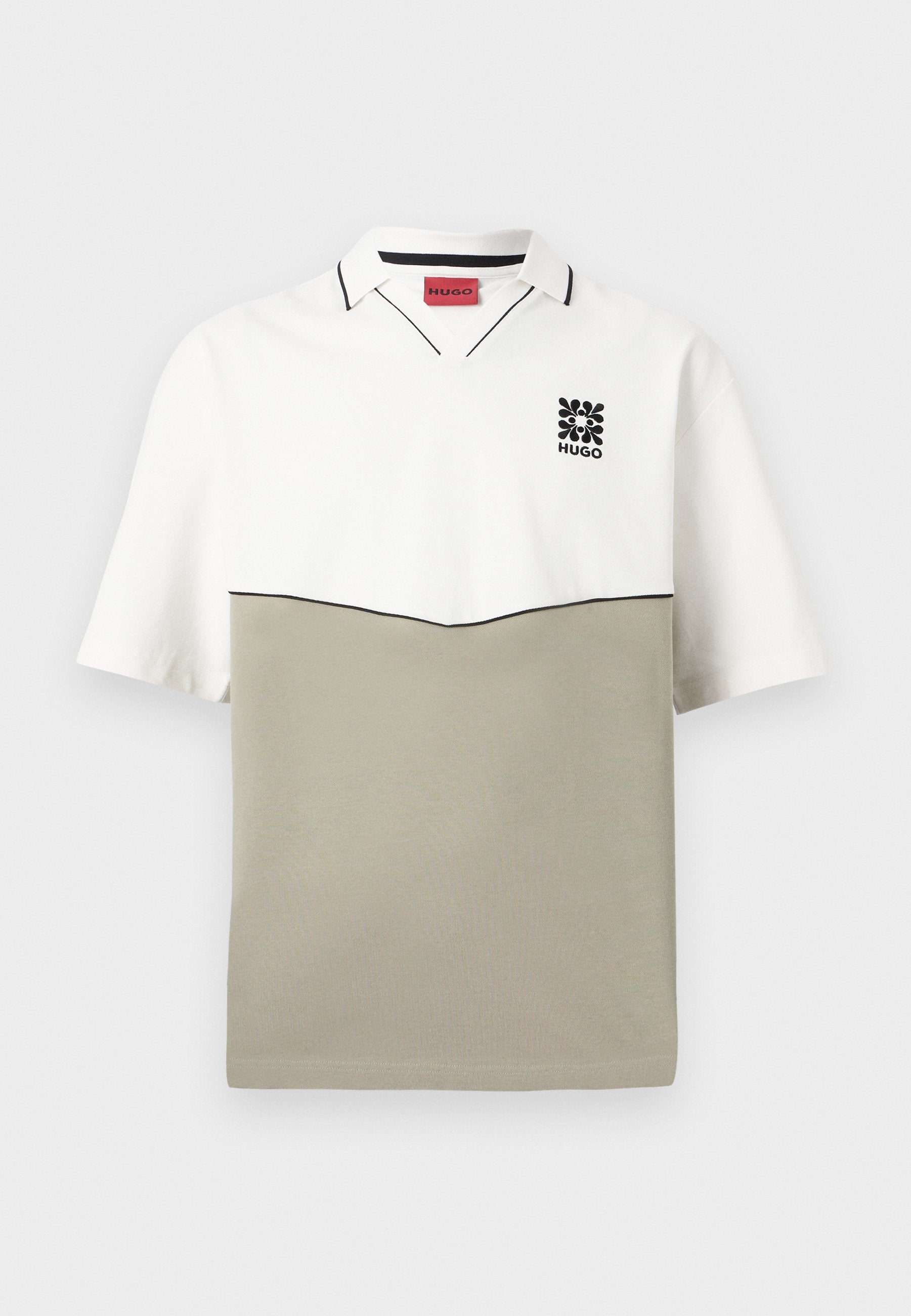 Kurzärmeliges Polo-Shirt mit weißer oberer Hälfte, beiger unterer Hälfte, schwarzem Besatz und kleinem schwarzem Blumenlogo mit dem Schriftzug "HUGO" auf der Brust.
