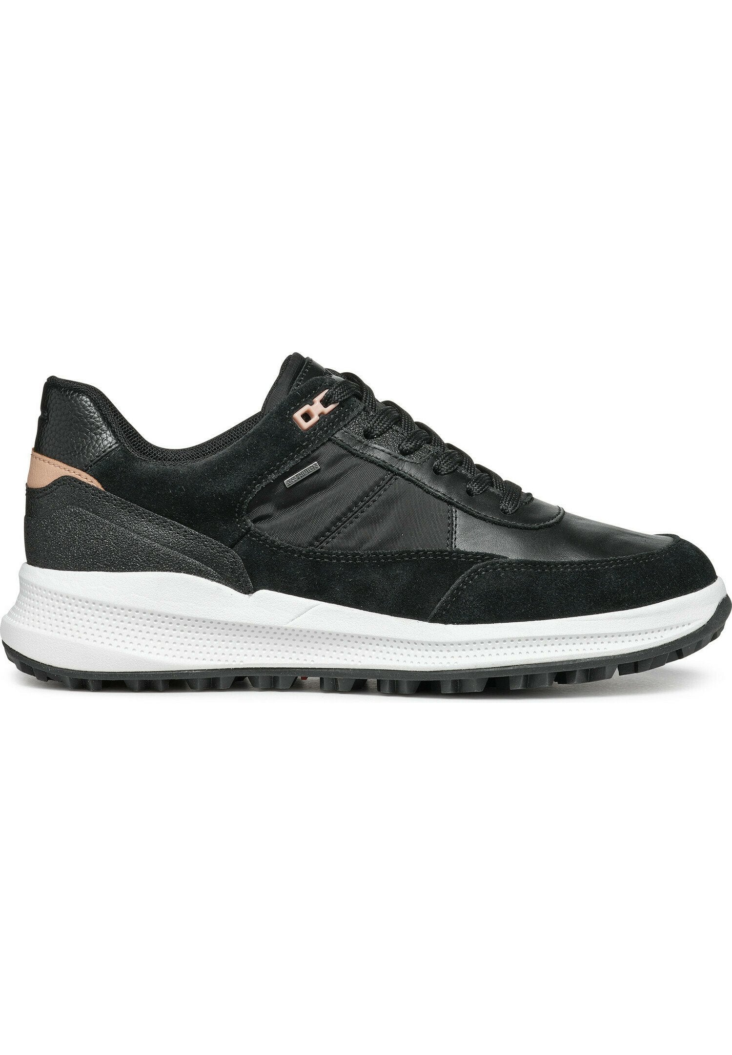 Schwarzer Sportschuh aus Leder, Wildleder und Nylon. Dicke weiße Zwischensohle mit strukturiertem schwarzen Gummiaußensohle. Schnürsenkel und minimale Roségold-Akzente.