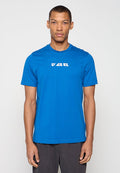 Blaues T-Shirt mit kurzen Ärmeln aus weichem Stoff, mit weißem Logodesign auf der Brust. Klassische Passform mit Rundhalsausschnitt und schlichter Textur.