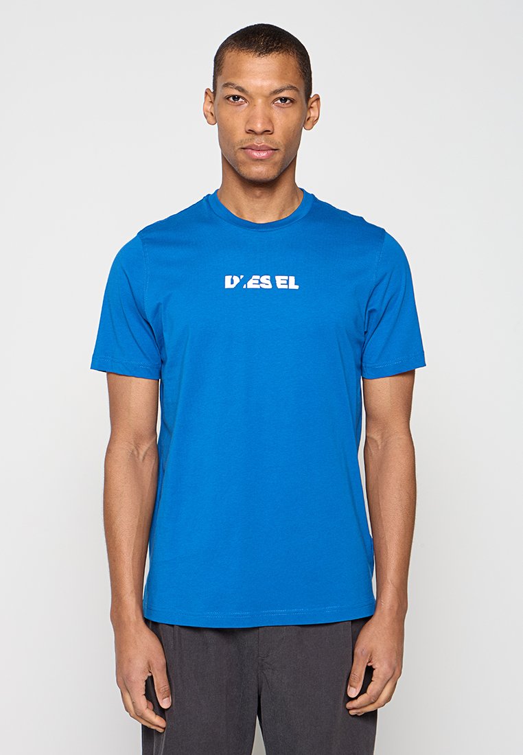Blaues T-Shirt mit kurzen Ärmeln aus weichem Stoff, mit weißem Logodesign auf der Brust. Klassische Passform mit Rundhalsausschnitt und schlichter Textur.