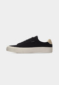 Schwarzer Low-Top-Sneaker mit beigem Fersenlasche, weißer dicker Gummisohle, schwarzen Schnürsenkeln und kleinem "PS Paul Smith"-Label an der Seite.