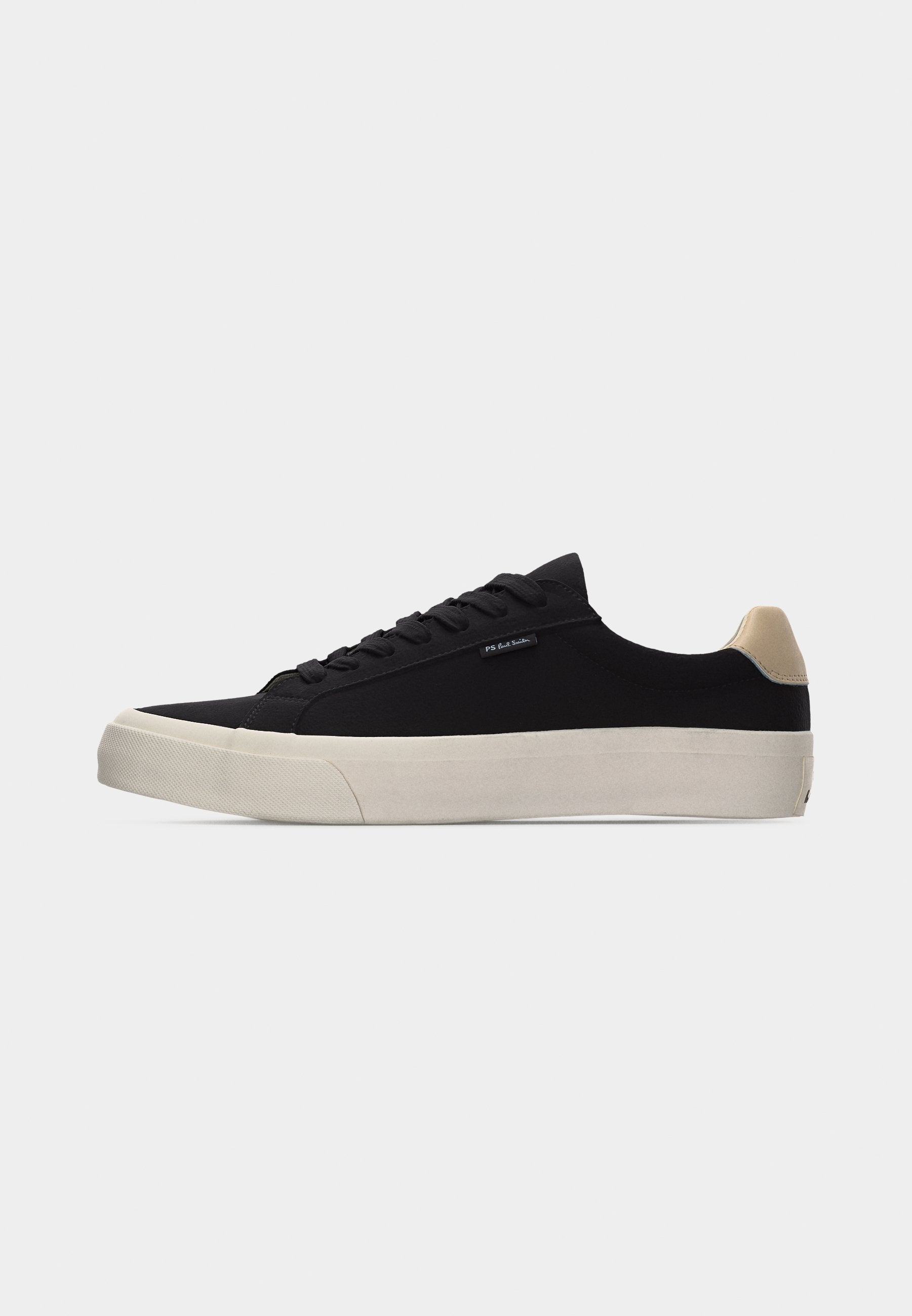 Schwarzer Low-Top-Sneaker mit beigem Fersenlasche, weißer dicker Gummisohle, schwarzen Schnürsenkeln und kleinem "PS Paul Smith"-Label an der Seite.