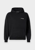 Schwarzer Hoodie mit einer Vorderfronttasche, ausgestattet mit einem kleinen goldenen Logo auf der linken Brust. Hergestellt aus weichem Stoff mit einer lockeren Passform und gerippten Bündchen.