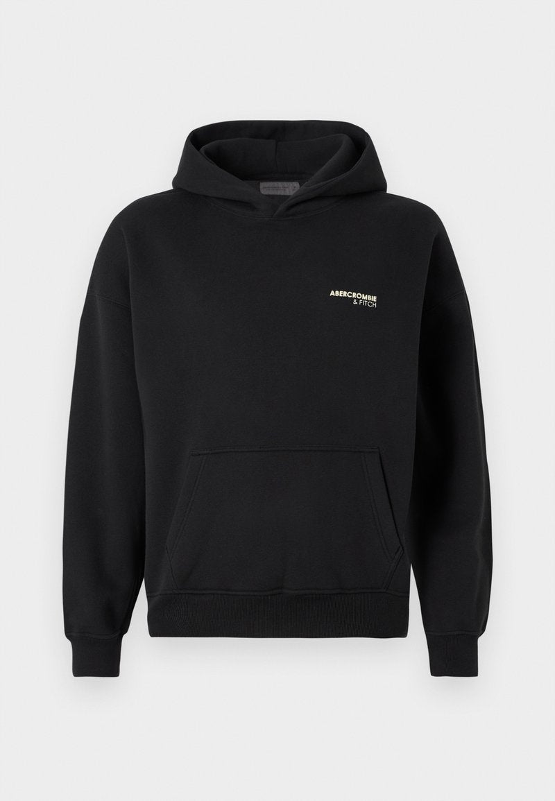 Schwarzer Hoodie mit einer Vorderfronttasche, ausgestattet mit einem kleinen goldenen Logo auf der linken Brust. Hergestellt aus weichem Stoff mit einer lockeren Passform und gerippten Bündchen.
