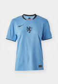 Hellblaue Nike-Trikots mit kurzen Ärmeln, schwarzem Kragen und einem Löwengrafik in der Mitte. Strukturiertes Material mit dezenten Rippdetails.