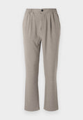 Hellgraue Hose mit einer lockeren Passform, aus weichem Stoff, mit elastischem Bund, Falten und einem einzigen Knopfverschluss.