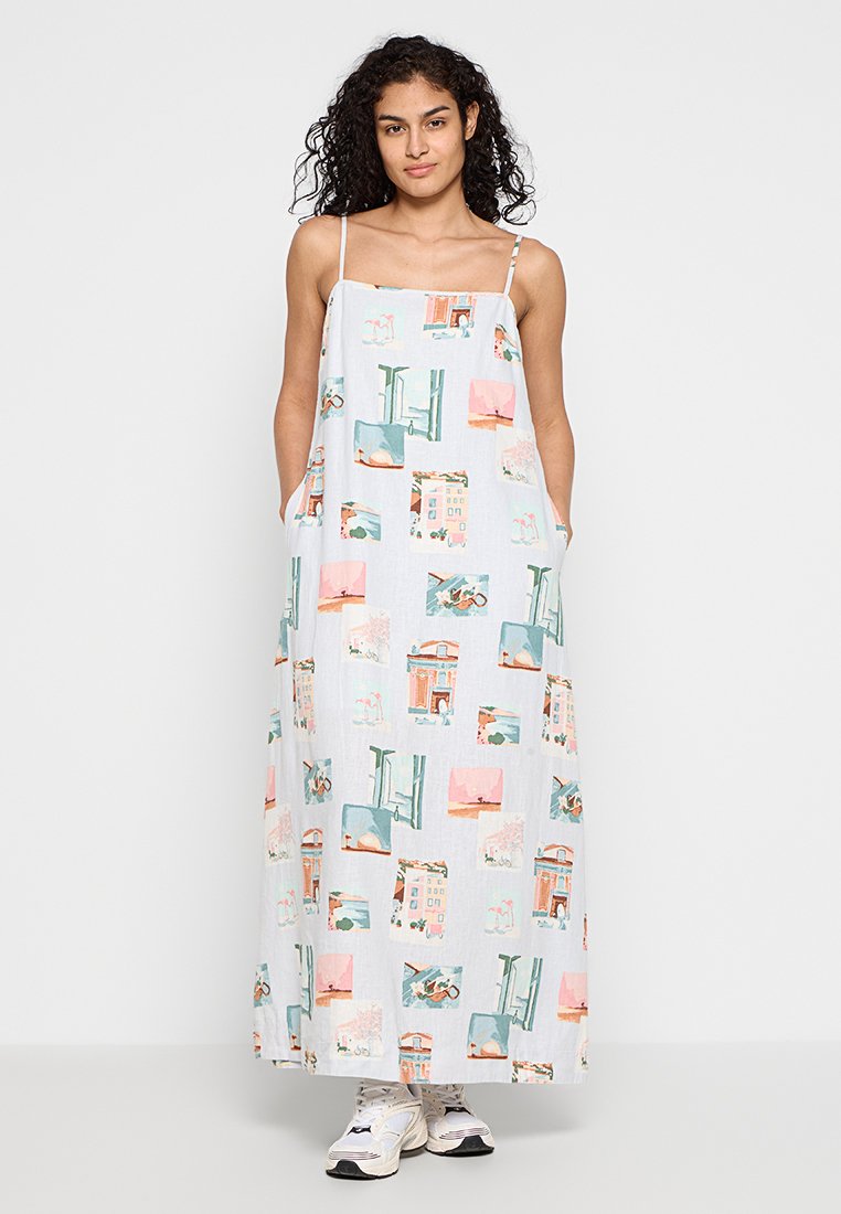 Maxikleid aus leichtem Material mit einem pastellfarbenen Muster, das Bilder von Gebäuden und Landschaften zeigt. Verstellbare Spaghetti-Träger, Seitentaschen.