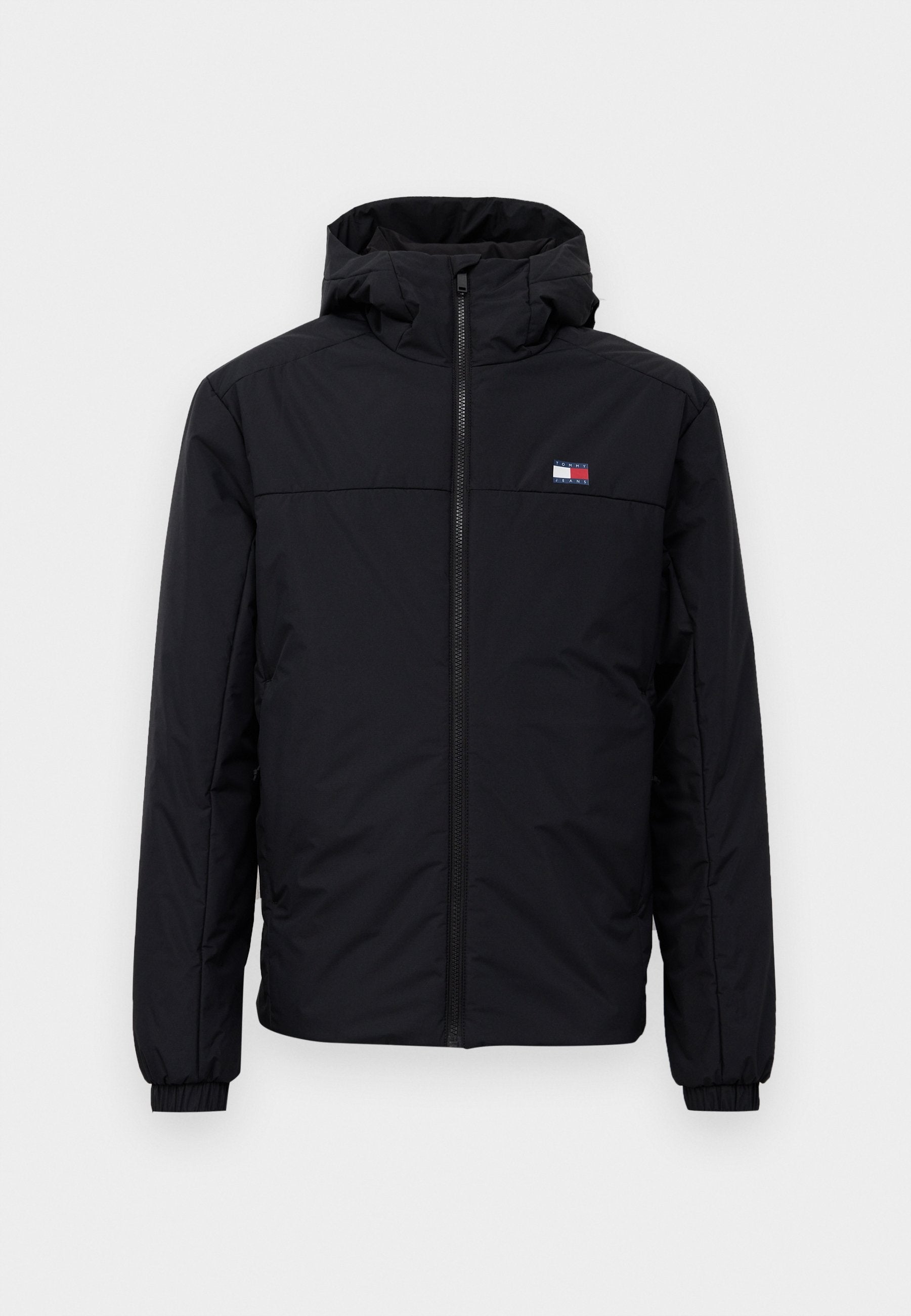 Schwarze Winterjacke mit Kapuze, Frontreißverschluss, elastischen Bündchen und kleinem rechteckigen Logo auf der linken Brust.