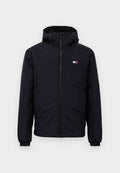 Schwarze Winterjacke mit Kapuze, Frontreißverschluss, elastischen Bündchen und kleinem rechteckigen Logo auf der linken Brust.