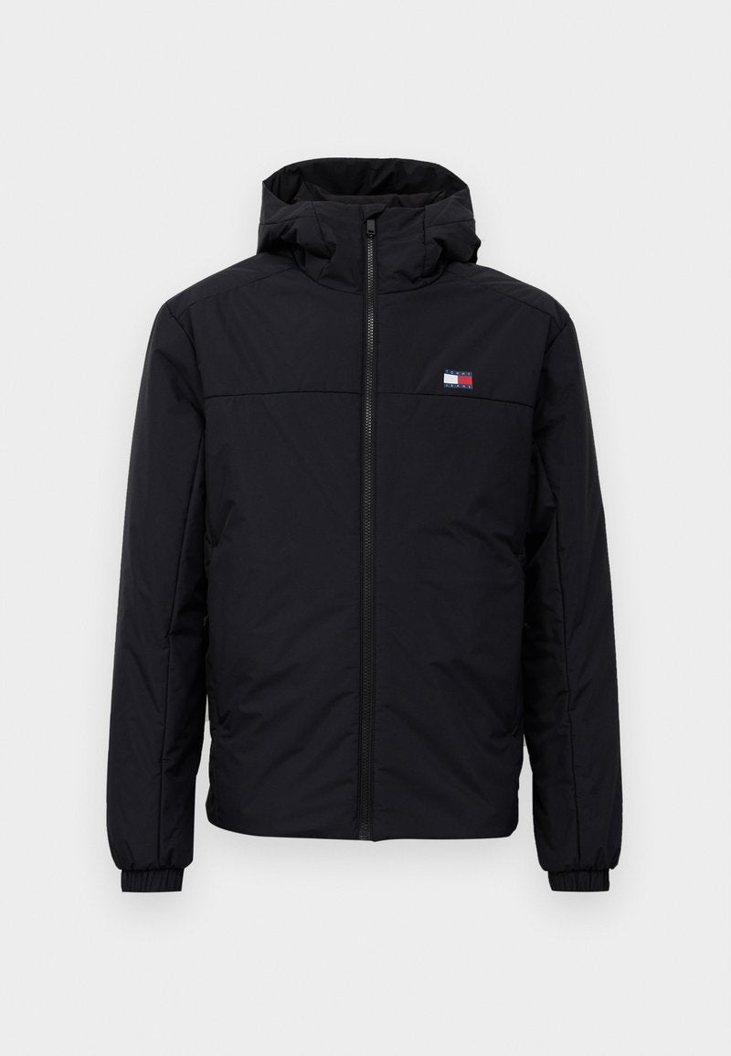 Schwarze Winterjacke mit Kapuze, Frontreißverschluss, elastischen Bündchen und kleinem rechteckigen Logo auf der linken Brust.