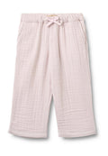 Hellrosa Baumwollshorts aus einem strukturierten, geknautschten Stoff. Verfügen über einen elastischen Bund mit Kordelzug und zwei Seitentaschen.