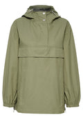 Olivenfarbener Pulloverjacke mit Kapuze, elastischen Bündchen, einem halben Reißverschluss vorne und einer Fronttasche. Hergestellt aus einem glatten, leichten Stoff.