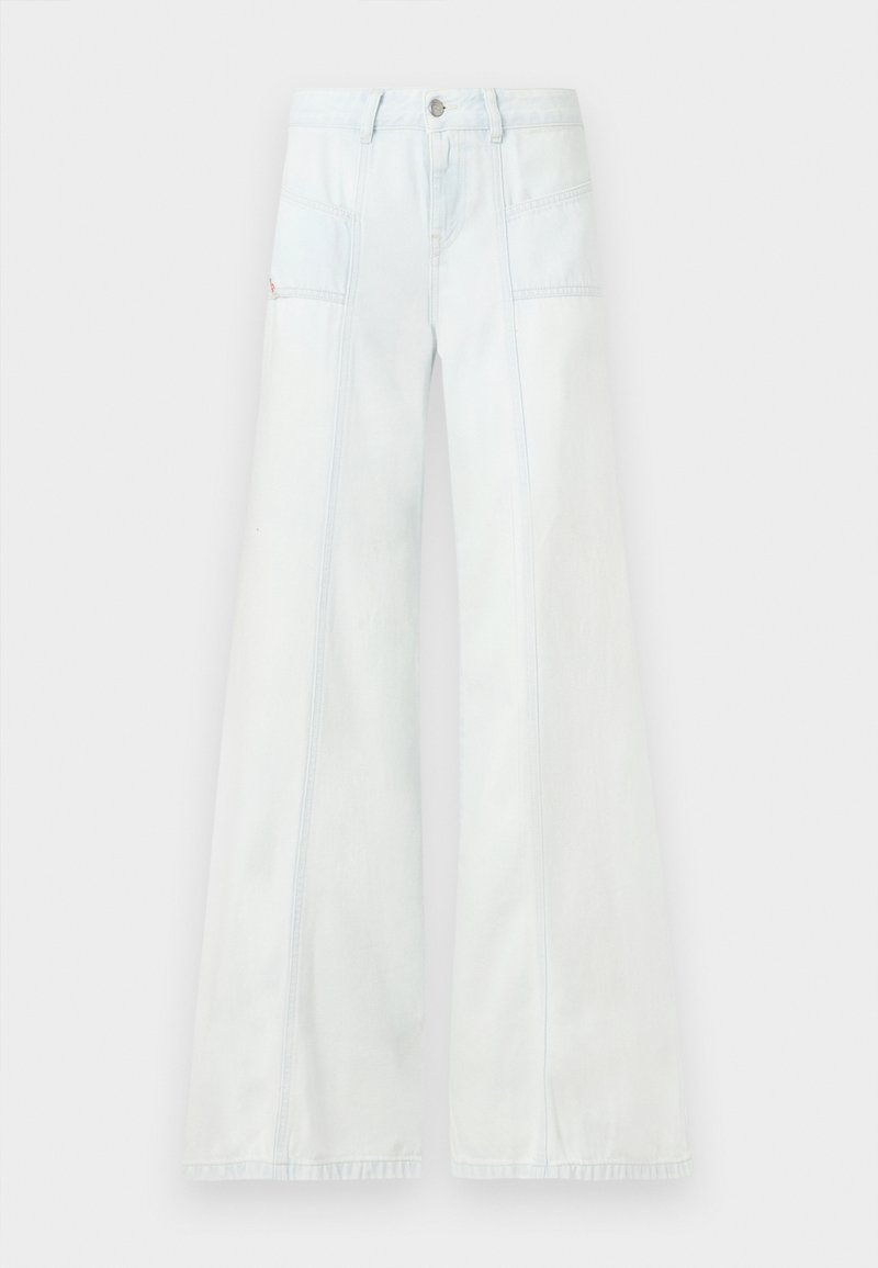 Hellblaue weit geschnittene Jeanshose mit aufgesetzten Taschen und Gürtelschlaufen, präsentiert vor einem schlichten Hintergrund.