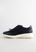 Navyblaue Sneakers mit einem Obermaterial ausMesh, Lederakzenten, elastischen Schnürsenkeln und einer weißen Gummisohle mit abgerundeten Noppen für besseren Halt.
