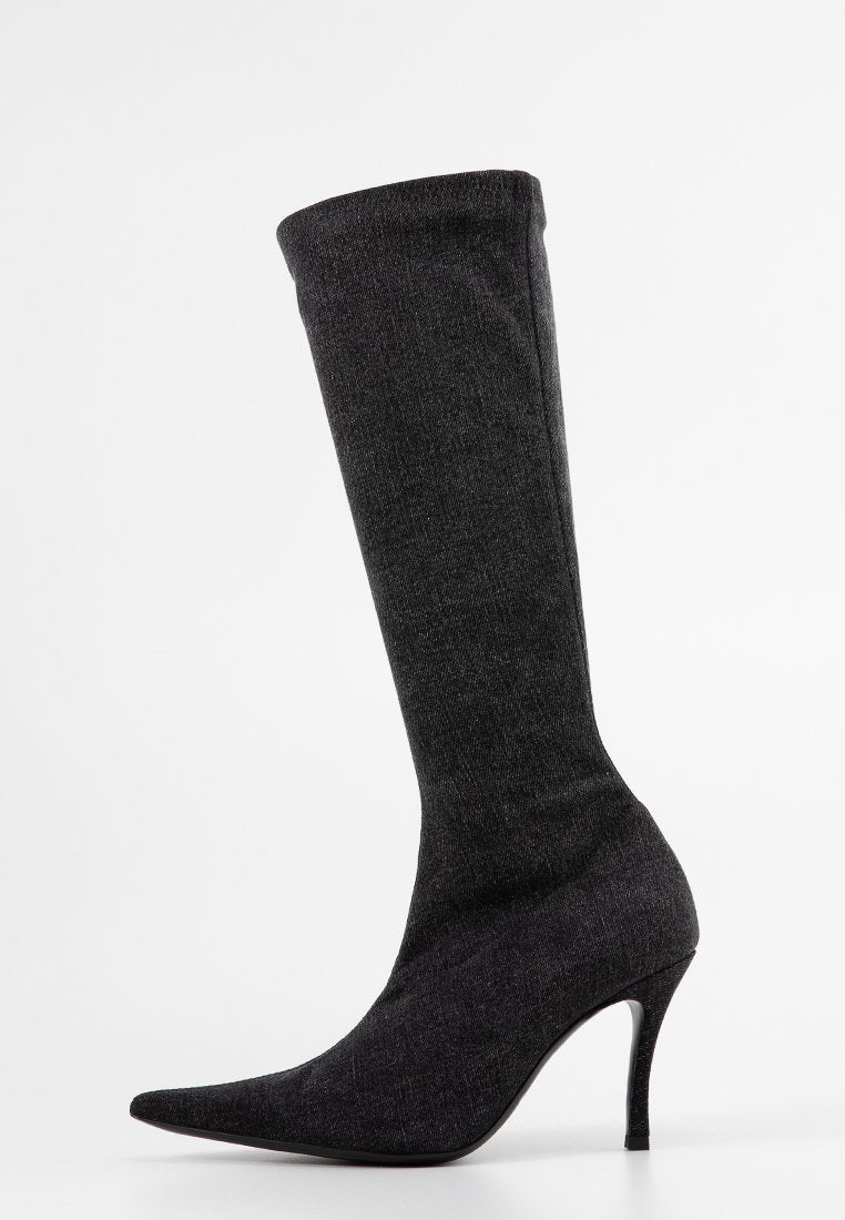 Knöchelhoher schwarzer Stoffstiefel mit spitzem Zehenbereich und schlankem Stiletto-Absatz, der eine glatte Textur und ein nahtloses Design aufweist.