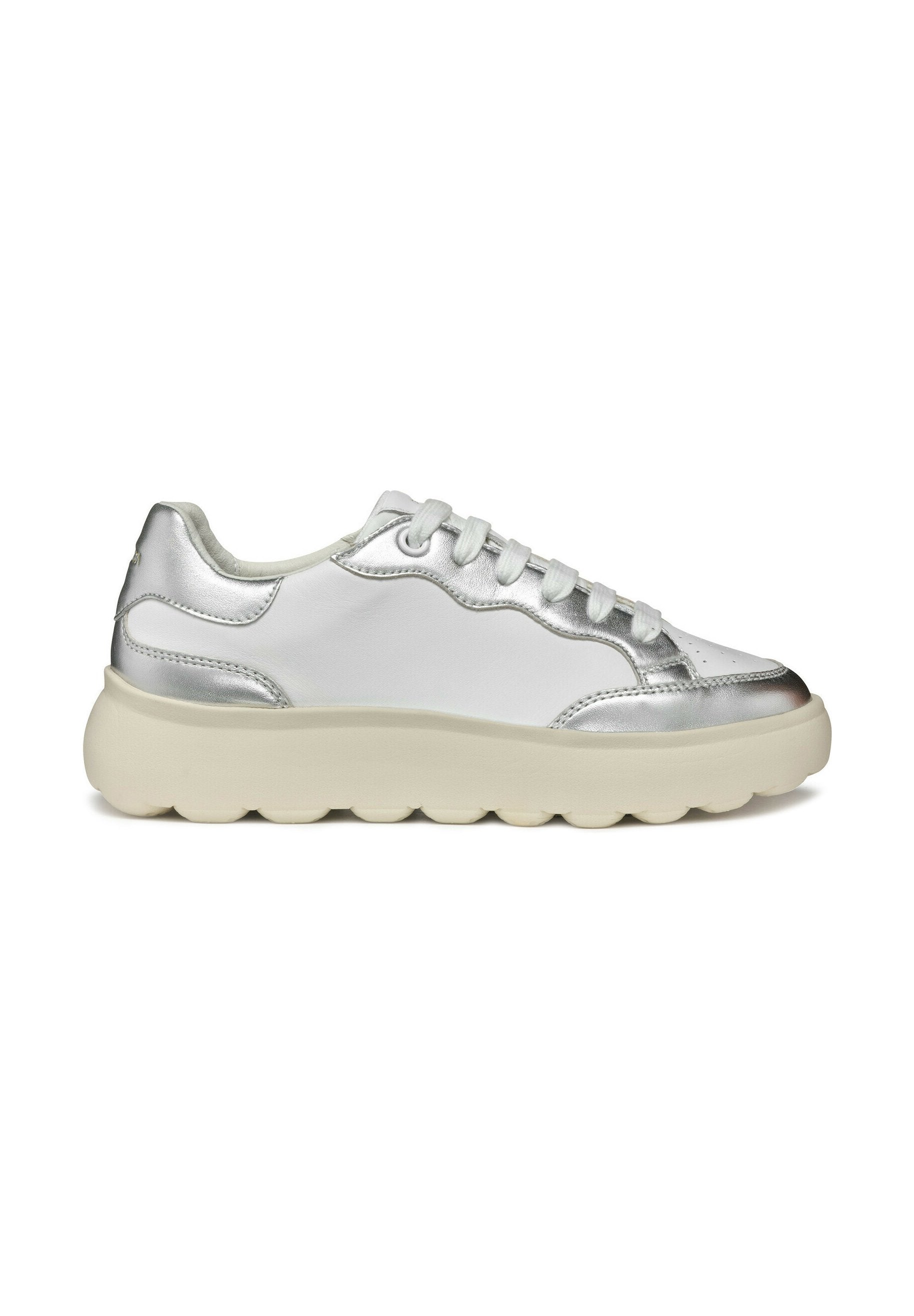 Weiße Leder-Sneaker mit silbernen Akzenten, runder Zehenpartie und strukturiertem, klobigem Gummisohle. Verfügt über sechs Paar Ösen und flache Schnürsenkel.