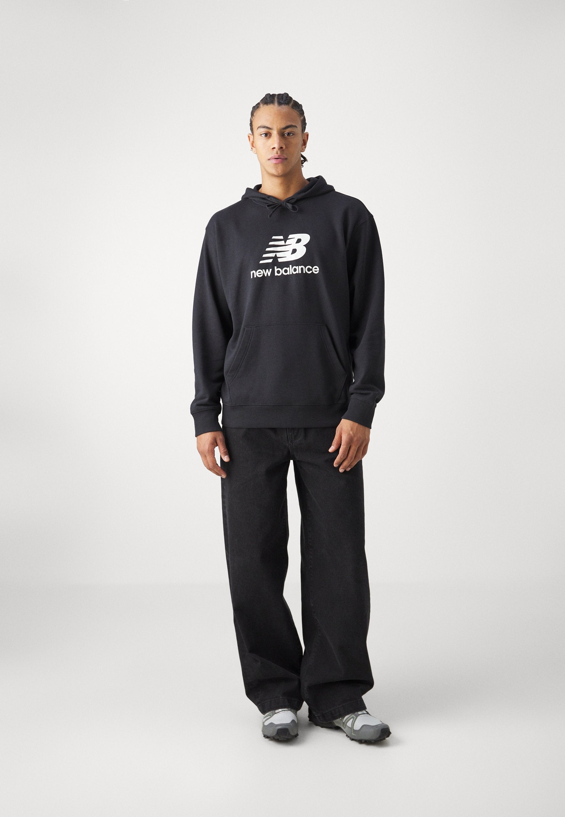 New Balance SPORT ESSENTIALS STACKED LOGO