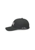 Schwarze Baseballmütze mit gebogenem Schirm. Auf der Vorderseite mit weißem gesticktem Text "LE" und an der Seite "Les Deux". Aus Baumwolle, strukturierte Form.