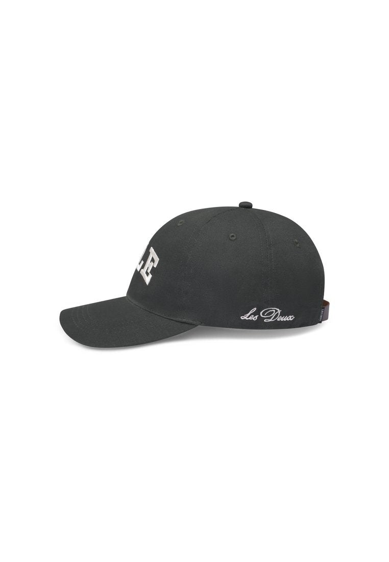 Schwarze Baseballmütze mit gebogenem Schirm. Auf der Vorderseite mit weißem gesticktem Text "LE" und an der Seite "Les Deux". Aus Baumwolle, strukturierte Form.