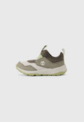 Low-Top-Sneaker in Beige, Grau und Hellgrün mit Zuglaschen an Zunge und Ferse, weißer Sohle und Timberland-Logo an der Seite.