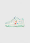 Hellblauer Kindersneaker mit Figuren aus "Frozen", Klettverschluss und glitzernder, leuchtender Sohle, seitlich dargestellt.