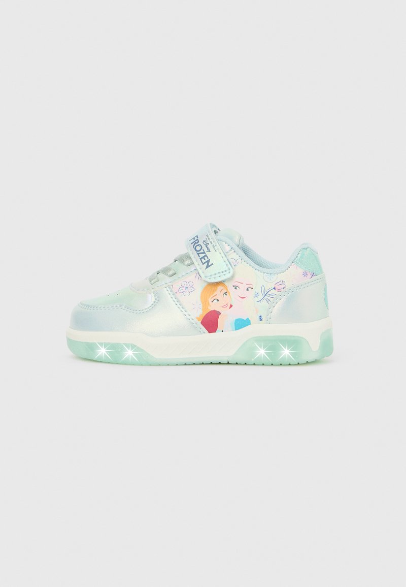 Hellblauer Kindersneaker mit Figuren aus "Frozen", Klettverschluss und glitzernder, leuchtender Sohle, seitlich dargestellt.