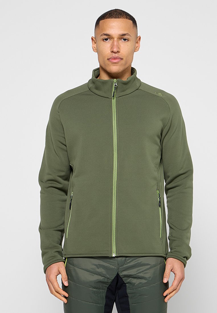 Olivgrüne Fleecejacke mit hohem Kragen, durchgehendem Reißverschluss und zwei seitlichen Reißverschlusstaschen. Mit schwarzen Akzenten und strukturierter Stoffqualität.