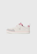 Weiße Sneaker mit grauen Wildlederelementen, pinker Fersenschlaufe und pinkem Streifen. Rundliche Zehenpartie mit Schnürung und Klettverschluss zur Anpassung.