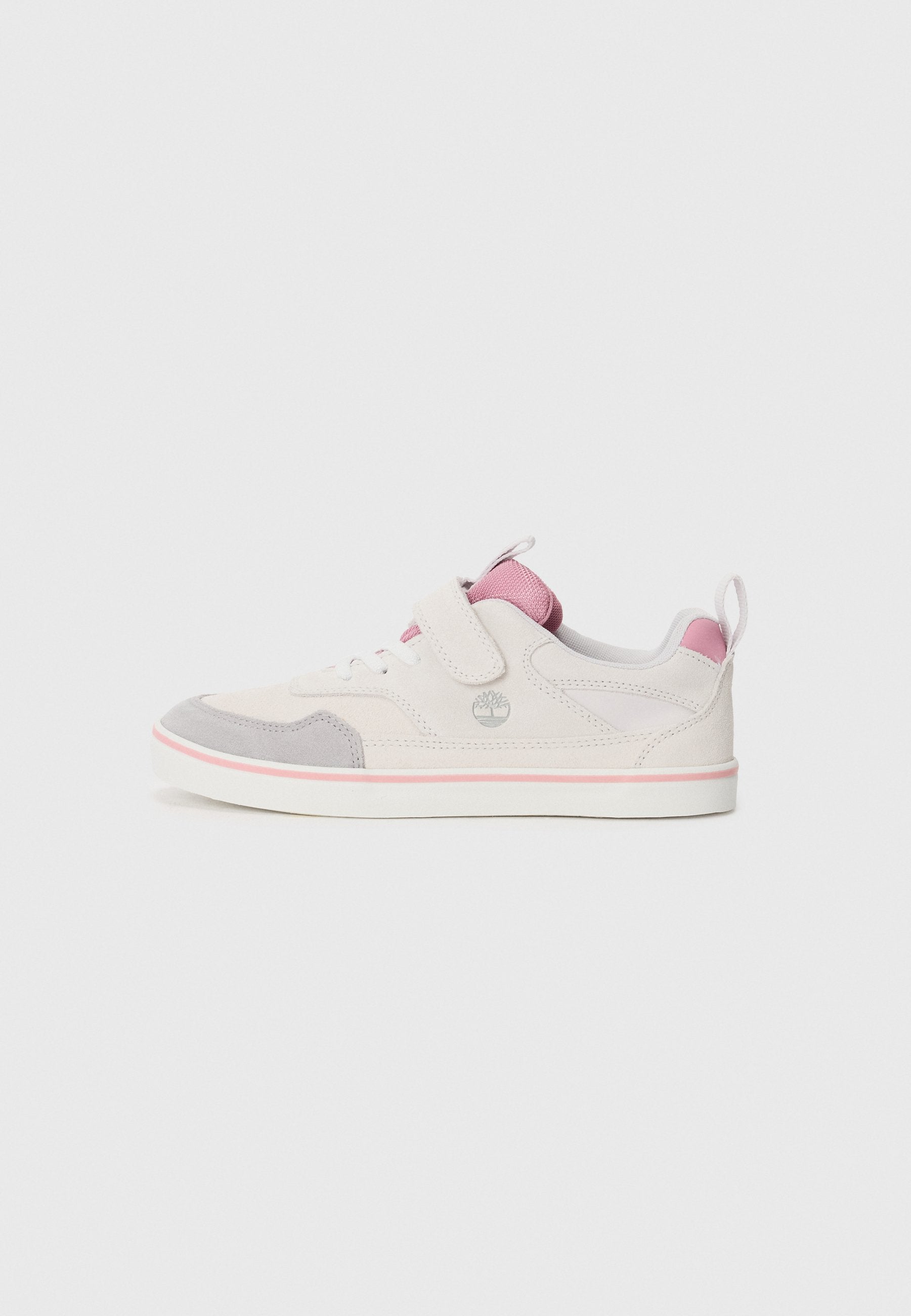 Weiße Sneaker mit grauen Wildlederelementen, pinker Fersenschlaufe und pinkem Streifen. Rundliche Zehenpartie mit Schnürung und Klettverschluss zur Anpassung.
