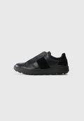 Schwarze Ledersneaker mit glatter Oberfläche, ausgestattet mit einem strukturierten schwarzen Einsatz, runder Zehenpartie und einer Gummisohle mit einem leicht klobigen Design.