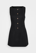 Schwarzes ärmelloses Kleid mit quadratischem Ausschnitt, vorderen Knöpfen, zwei Seitentaschen und strukturiertem Schnitt, aus glattem Stoff hergestellt.