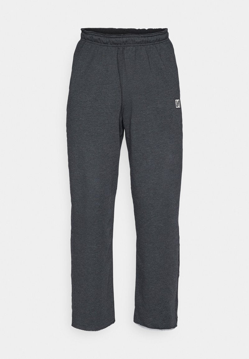 Dunkelgraue Sweatpants mit einem elastischen Bund und einem kleinen Logo auf der linken Seite. Hergestellt aus einem weichen, strukturierten Stoff. Gerader Bein Schnitt.