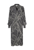 Schwarzes Kleid mit weißen Blattmustern, langen Ärmeln mit Bündchen, hohem Kragen und lockerer Passform. Der Stoff hat eine glatte Textur.
