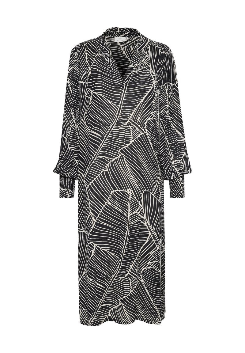 Schwarzes Kleid mit weißen Blattmustern, langen Ärmeln mit Bündchen, hohem Kragen und lockerer Passform. Der Stoff hat eine glatte Textur.