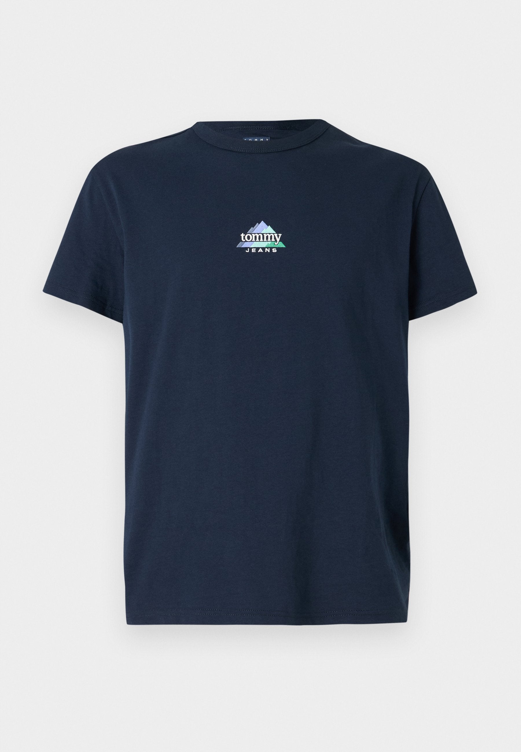 Marineblaue Baumwoll-T-Shirt mit kurzen Ärmeln, Rundhalsausschnitt, mit einem weißen und grünen Berglogo und dem Text "tommy JEANS" auf der Brust.