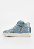 Blauer und metallischer High-Top-Kinderschuh mit Klettverschluss, silbernem Glitzerstern-Detail und weißer Gummisohle auf einfachem Hintergrund.