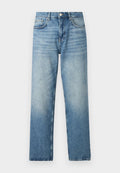 Helle blaue Jeans mit geradem Schnitt, ausgestattet mit einem Knopfverschluss, fünf Taschen und einem sanften Verblassen am Saum. Flache Textur.