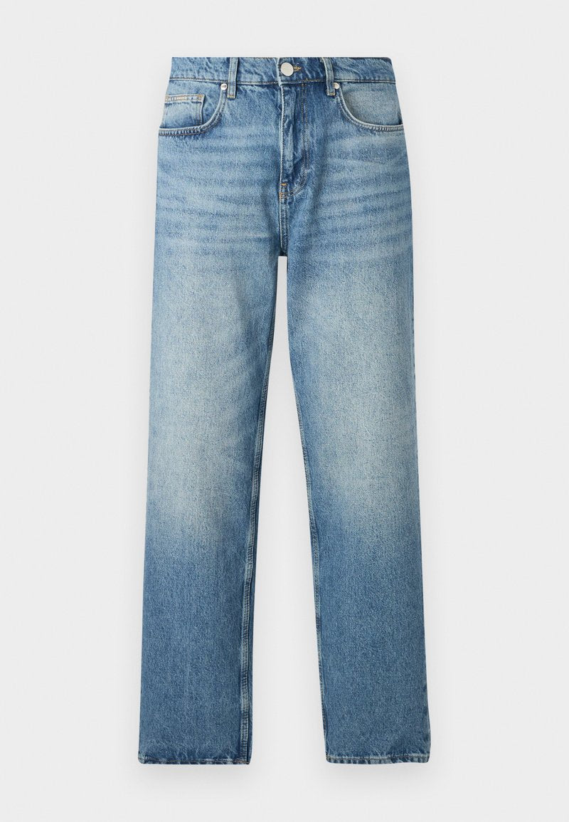 Helle blaue Jeans mit geradem Schnitt, ausgestattet mit einem Knopfverschluss, fünf Taschen und einem sanften Verblassen am Saum. Flache Textur.