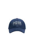 Dunkelblaue Baseballmütze mit besticktem Text: "Die Musik der Stadt. New York, Tribeca." Weicher Stoff, gebogener Schirm, verstellbarer Riemen.